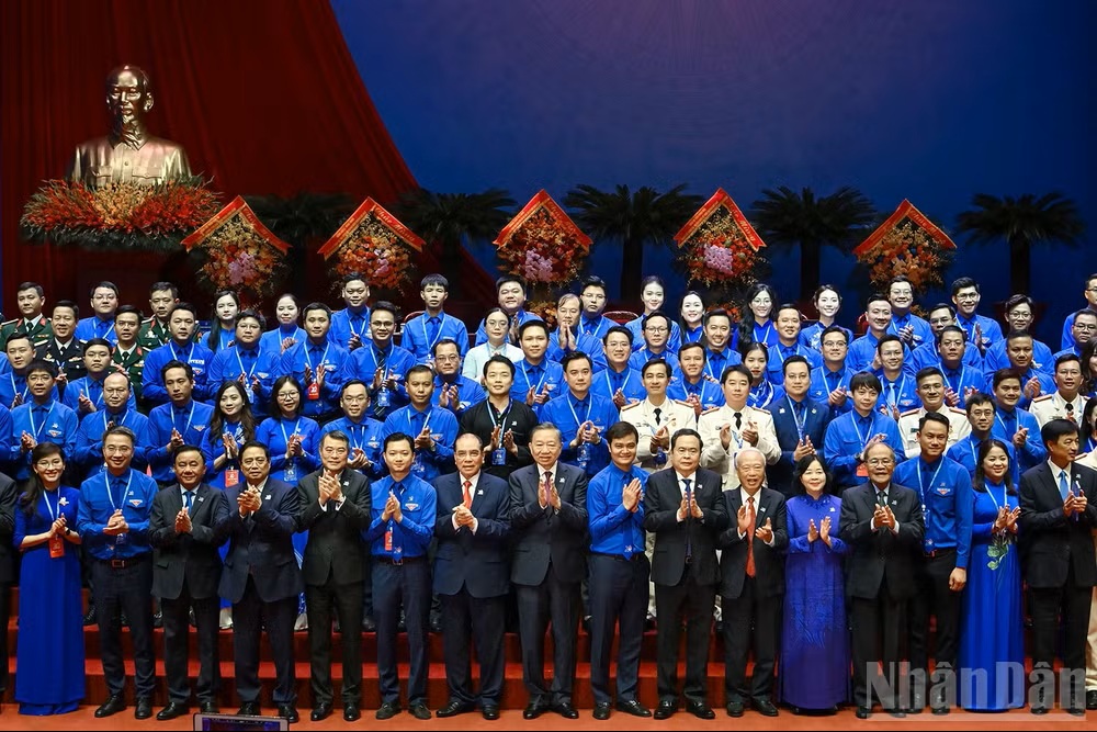 Tổng B&iacute; thư, Chủ tịch nước T&ocirc; L&acirc;m v&agrave; c&aacute;c đồng ch&iacute; l&atilde;nh đạo Đảng, Nh&agrave; nước c&ugrave;ng Ban Chấp h&agrave;nh Trung ương Đo&agrave;n kh&oacute;a mới