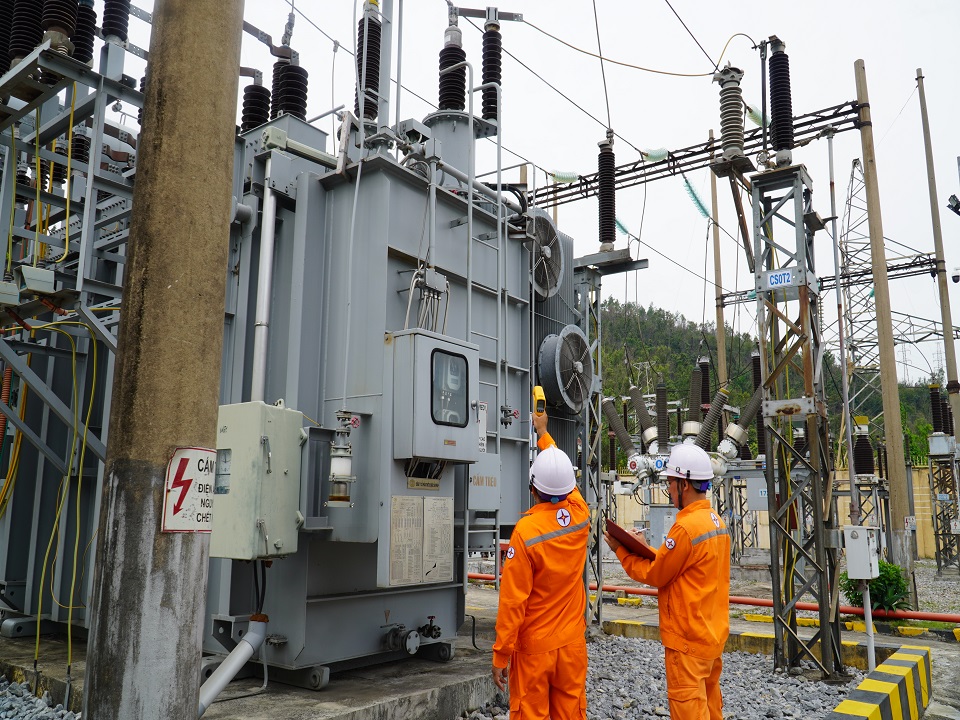 Nh&acirc;n vi&ecirc;n Tổ thao t&aacute;c lưu động X&iacute; nghiệp Lưới điện cao thế kiểm tra th&ocirc;ng số MBA v&agrave;o giờ cao điểm