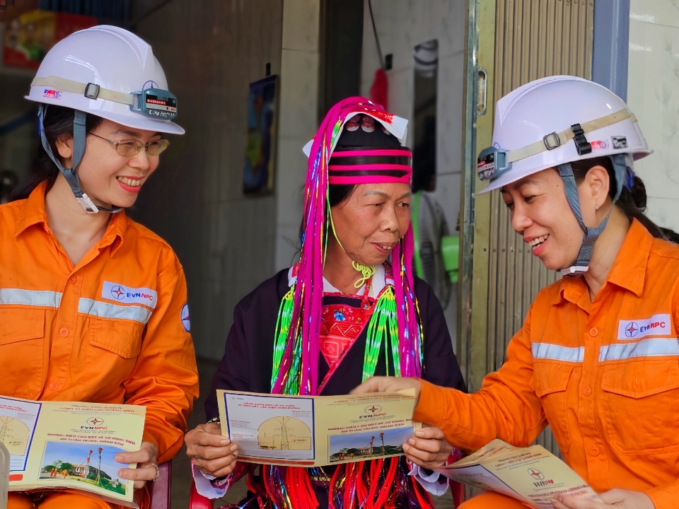 Nh&acirc;n vi&ecirc;n Điện lực Hải H&agrave; (CTĐL Quảng Ninh) hướng dẫn người d&acirc;n v&agrave; doanh nghiệp sử dụng điện an to&agrave;n v&agrave; tiết kiệm trong m&ugrave;a nắng n&oacute;ng