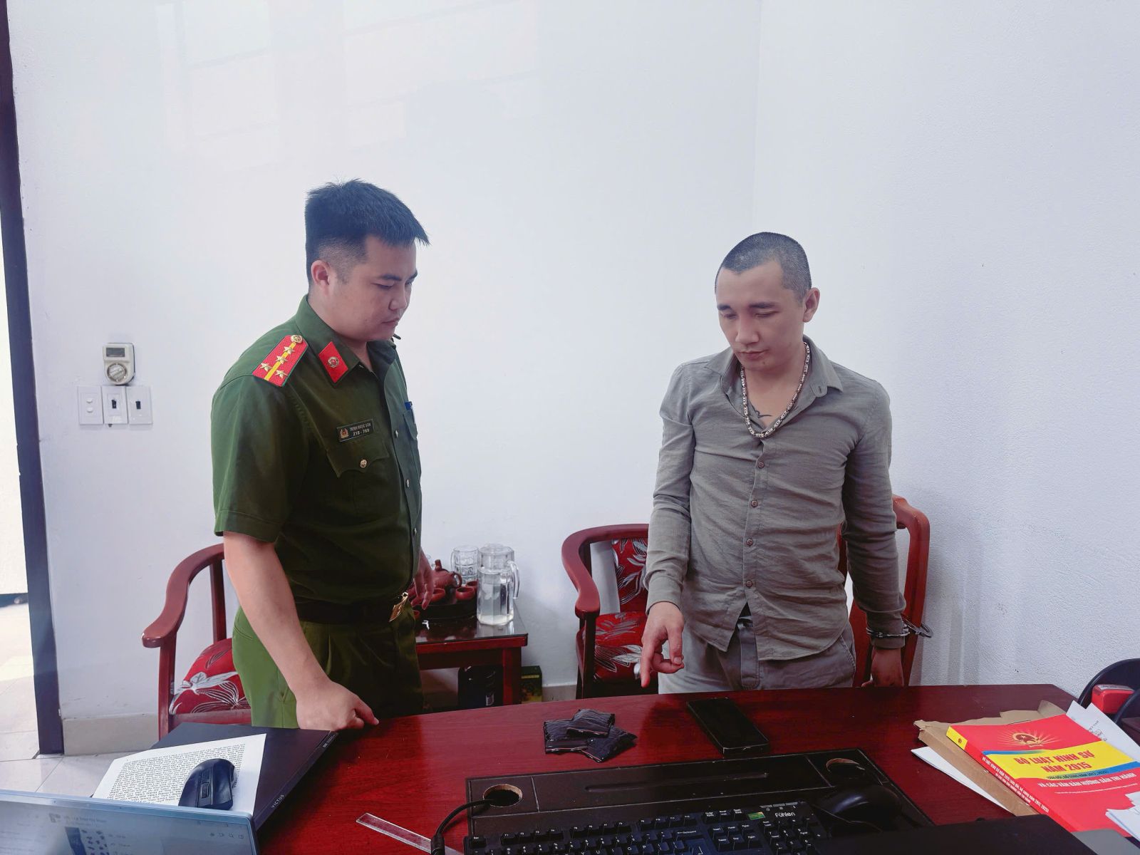 Đối tượng Đỗ Hải Sơn c&ugrave;ng tang vật. Ảnh: C&ocirc;ng an cung cấp