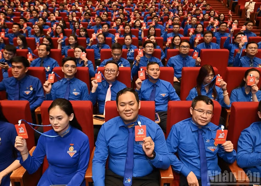 C&aacute;c đại biểu biểu quyết tại phi&ecirc;n l&agrave;m việc. (Ảnh: THỦY NGUY&Ecirc;N)