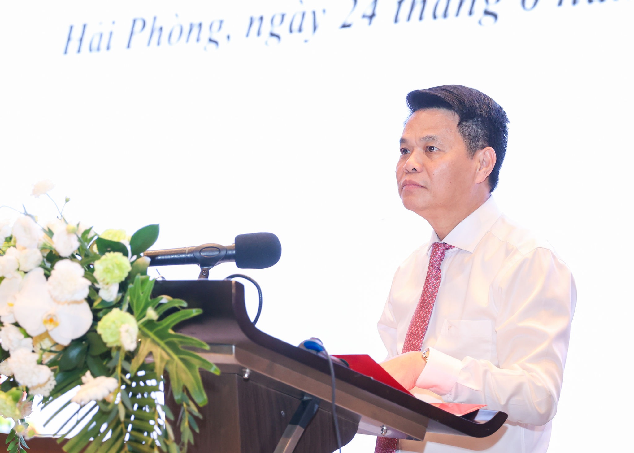 Đồng ch&iacute; L&ecirc; Ngọc Ch&acirc;u, Ủy vi&ecirc;n Trung ương Đảng, B&iacute; thư Th&agrave;nh ủy, Trưởng Đo&agrave;n đại biểu Quốc hội th&agrave;nh phố Hải Ph&ograve;ng ph&aacute;t biểu tại hội nghị.