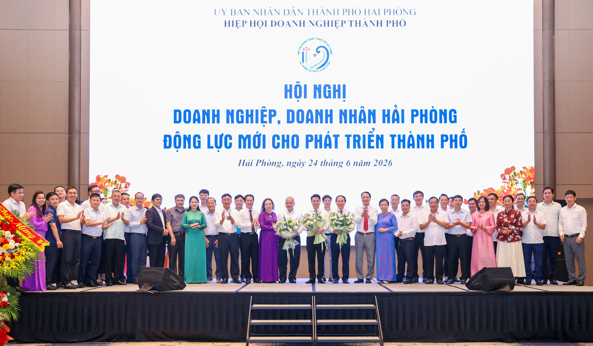 4 / 5 Ban Thường trực Hiệp hội Doanh nghiệp th&agrave;nh phố Hải Ph&ograve;ng tặng hoa ch&uacute;c mừng c&aacute;c đồng ch&iacute;: Ph&oacute; Thủ tướng Ch&iacute;nh phủ L&ecirc; Tiến Ch&acirc;u; B&iacute; thư Th&agrave;nh uỷ L&ecirc; Ngọc Ch&acirc;u; Chủ tịch UBND th&agrave;nh phố Đỗ Th&agrave;nh Trung.