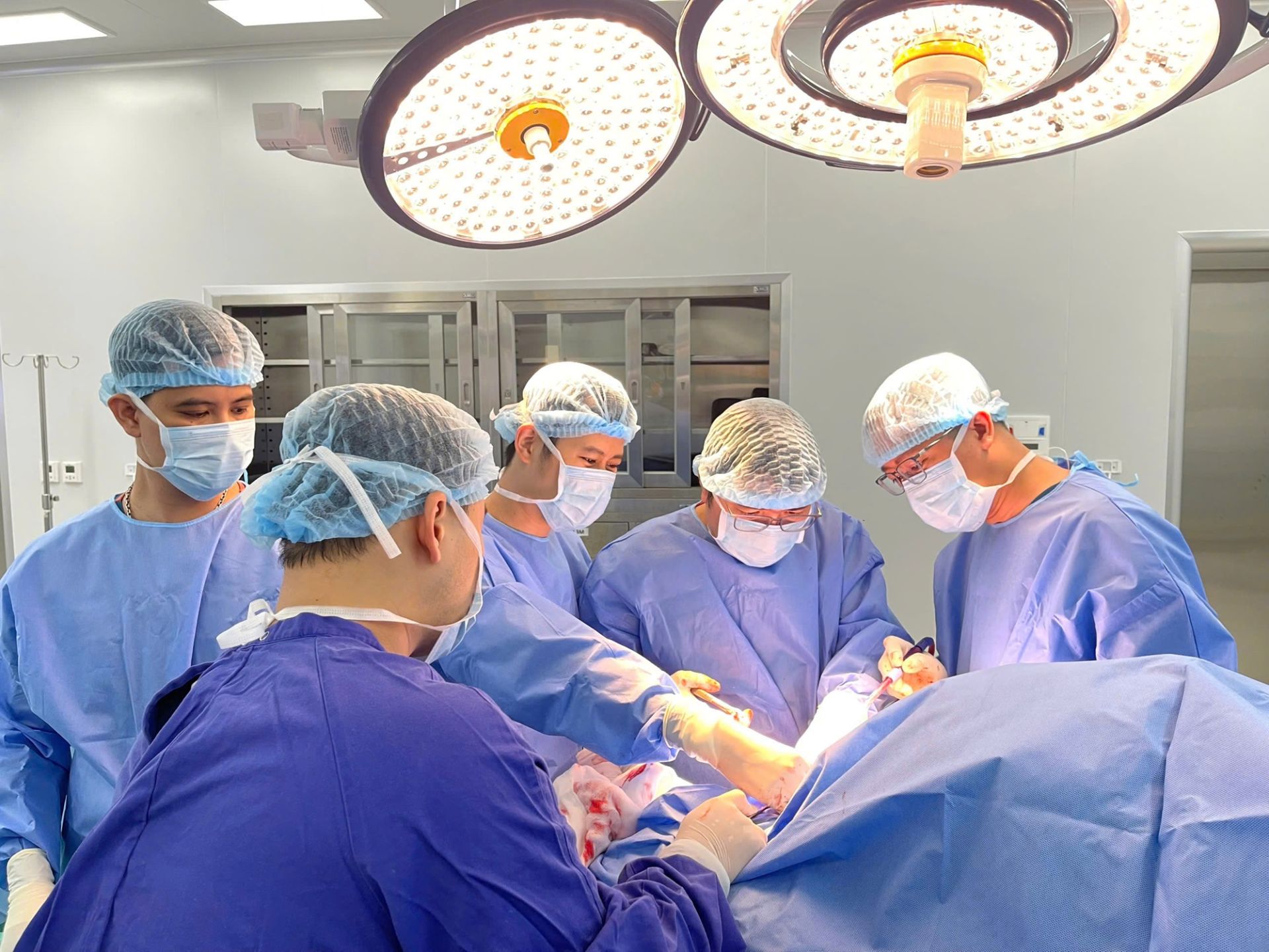 Bệnh nhân người Anh tránh nguy cơ mất chức năng cánh tay nhờ kỹ thuật thay khớp vai đảo ngược tại Vinmec Hải Phòng