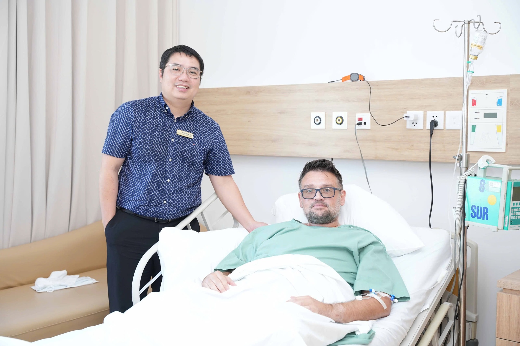 Bệnh nh&acirc;n Matthew hồi phục tốt sau phẫu thuật thay khớp vai đảo ngược dưới sự điều trị của TS.BS Nguyễn Hữu Mạnh