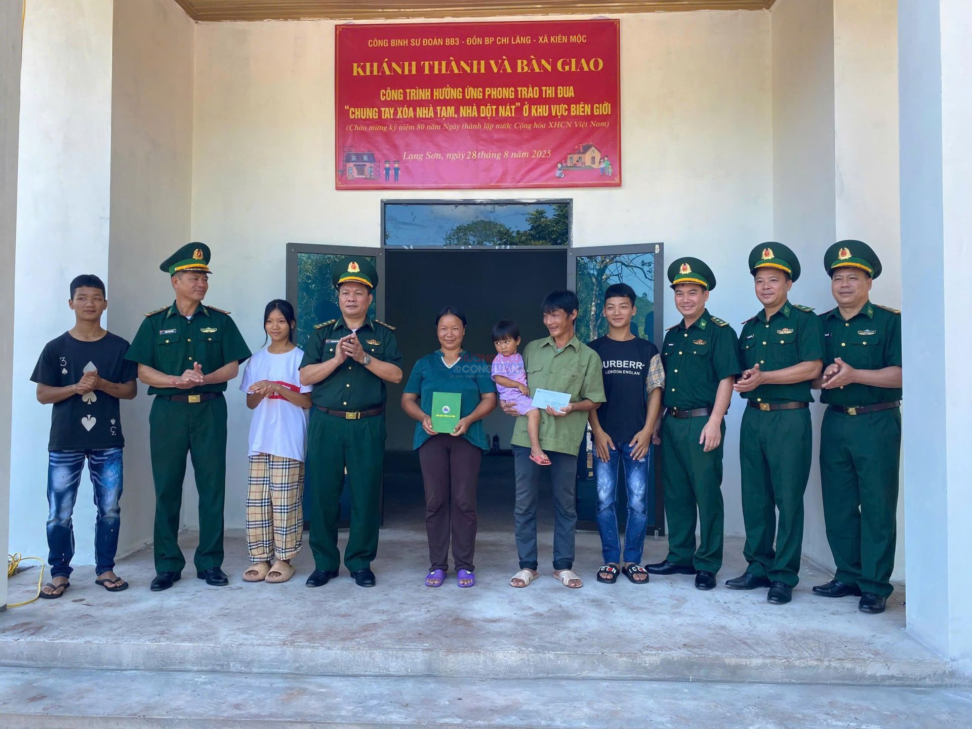 Đồn Bi&ecirc;n ph&ograve;ng Chi Lăng phối hợp với c&aacute;c đơn vị kh&aacute;nh th&agrave;nh v&agrave; b&agrave;n giao c&ocirc;ng tr&igrave;nh &ldquo;X&oacute;a nh&agrave; tạm, nh&agrave; dột n&aacute;t&rdquo; cho người d&acirc;n c&oacute; ho&agrave;n cảnh kh&oacute; khăn tại x&atilde; Ki&ecirc;n Mộc
