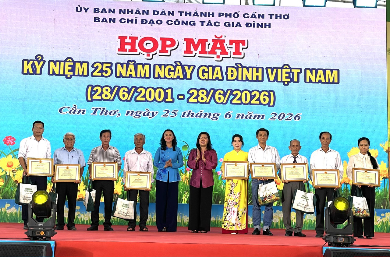 B&agrave; Nguyễn Thị Ngọc Điệp, Ph&oacute; Chủ tịch UBND TP. Cần Thơ (đứng giữa từ phải sang) trao Bằng khen Chủ tịch UBND TP. Cần Thơ cho 9 gia đ&igrave;nh ti&ecirc;u biểu