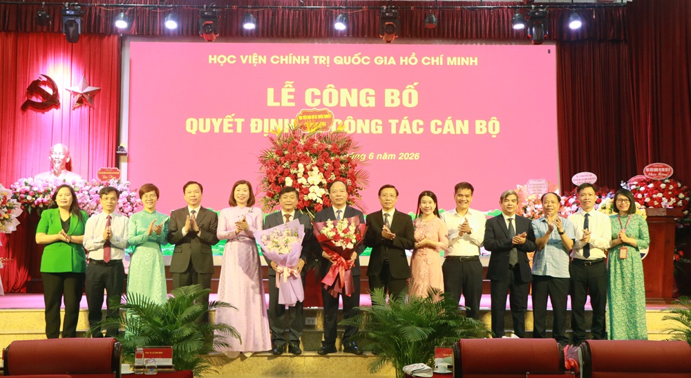 Ban Chấp h&agrave;nh Đảng bộ, l&atilde;nh đạo c&aacute;c đơn vị tặng hoa ch&uacute;c mừng PGS,TS. Phạm Minh Sơn v&agrave; PGS,TS. Mai Đức Ngọc