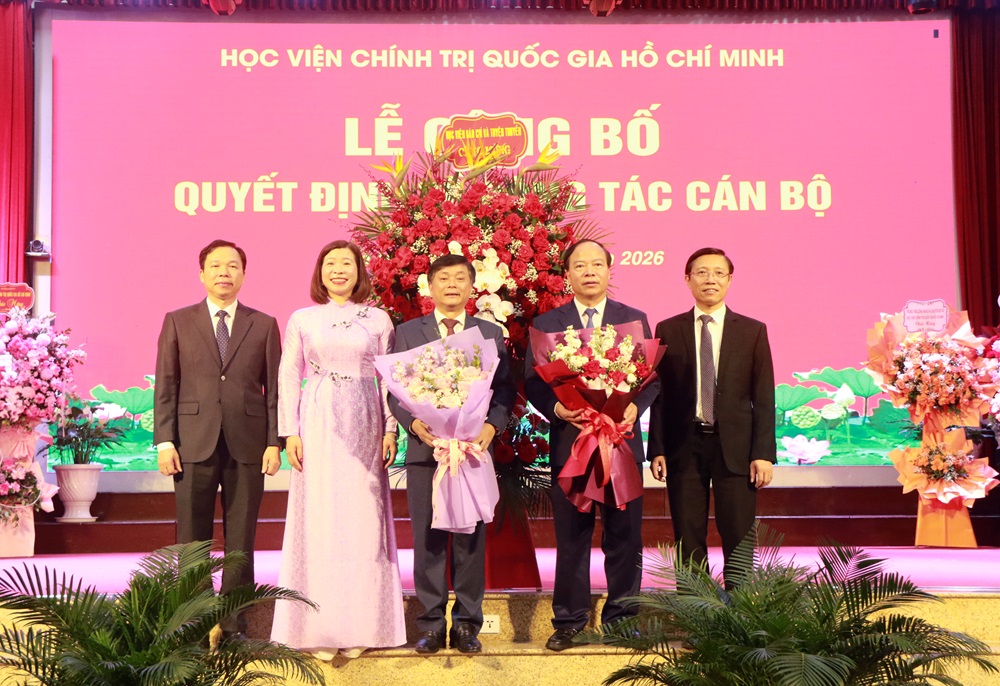 Ban Gi&aacute;m đốc Học viện tặng hoa ch&uacute;c mừng PGS,TS. Phạm Minh Sơn v&agrave; PGS,TS. Mai Đức Ngọc