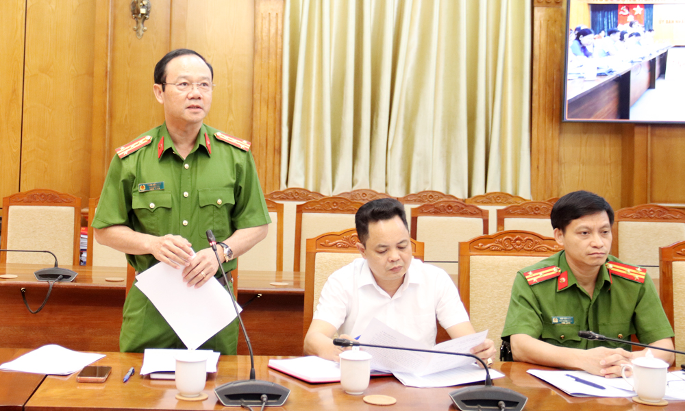 Đại diện l&atilde;nh đạo C&ocirc;ng an tỉnh n&ecirc;u &yacute; kiến về c&ocirc;ng t&aacute;c phối hợp thực hiện nhiệm vụ l&agrave;m sạch, l&agrave;m gi&agrave;u dữ liệu đất đai.