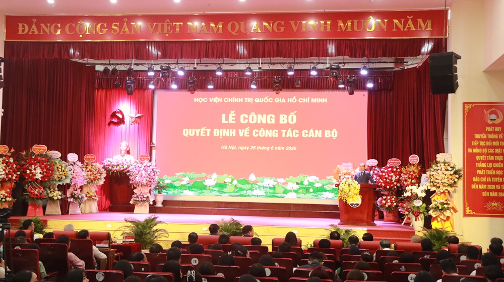 Quang cảnh Lễ c&ocirc;ng bố quyết định về c&ocirc;ng t&aacute;c c&aacute;n bộ