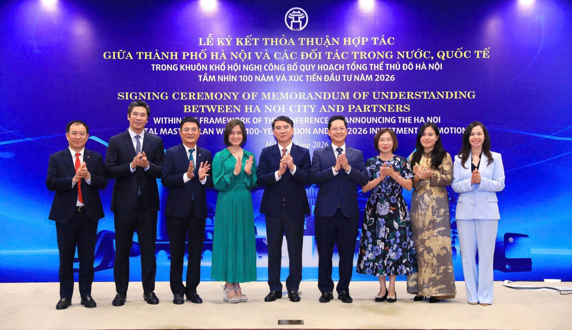 Đồng ch&iacute; Đo&agrave;n Ngọc Lưu - Ph&oacute; Tổng Gi&aacute;m đốc Agribank (ngo&agrave;i c&ugrave;ng b&ecirc;n tr&aacute;i)&nbsp;c&ugrave;ng đại diện l&atilde;nh đạo th&agrave;nh phố H&agrave; Nội v&agrave; c&aacute;c đối t&aacute;c tham dự Lễ k&yacute; kết thỏa thuận hợp t&aacute;c về huy động nguồn lực cho c&aacute;c chương tr&igrave;nh, dự &aacute;n ph&aacute;t triển kinh tế - x&atilde; hội của Thủ đ&ocirc;