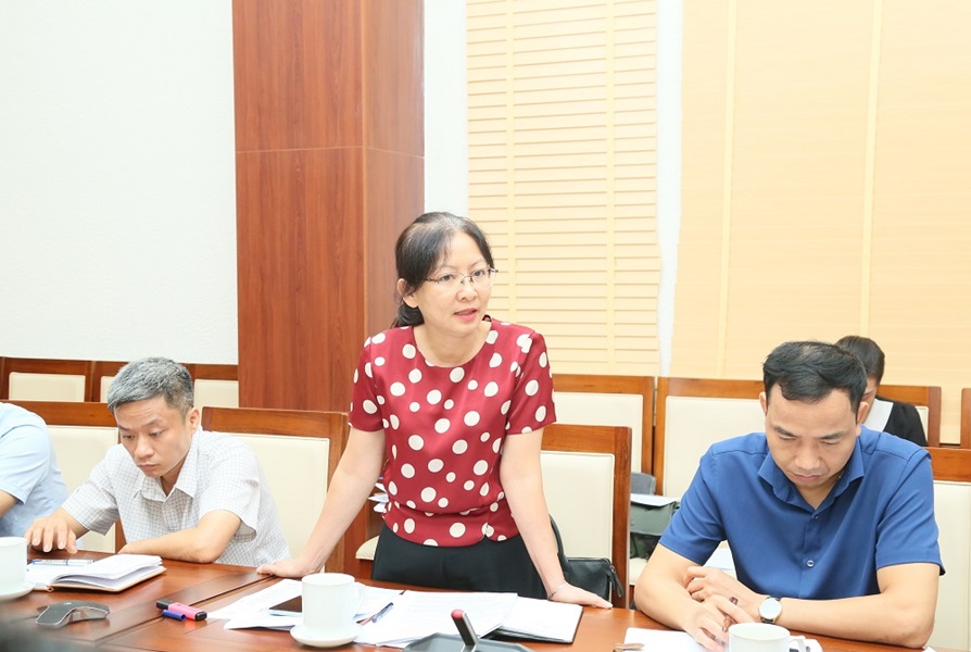 Đại diện c&aacute;c cơ quan chuy&ecirc;n m&ocirc;n thuộc sở, ng&agrave;nh li&ecirc;n quan cho &yacute; kiến v&agrave;o c&aacute;c nội dung dự thảo nghị quyết