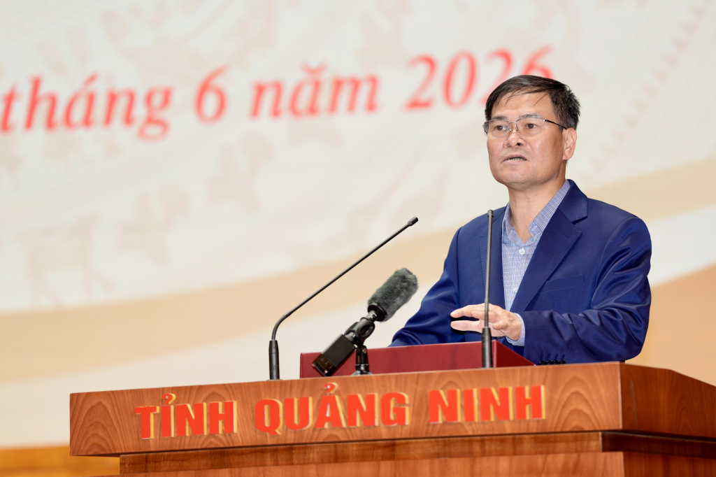 &Ocirc;ng B&ugrave;i Văn Khắng, Chủ tịch UBND tỉnh Quảng Ninh ph&aacute;t biểu tại hội nghị