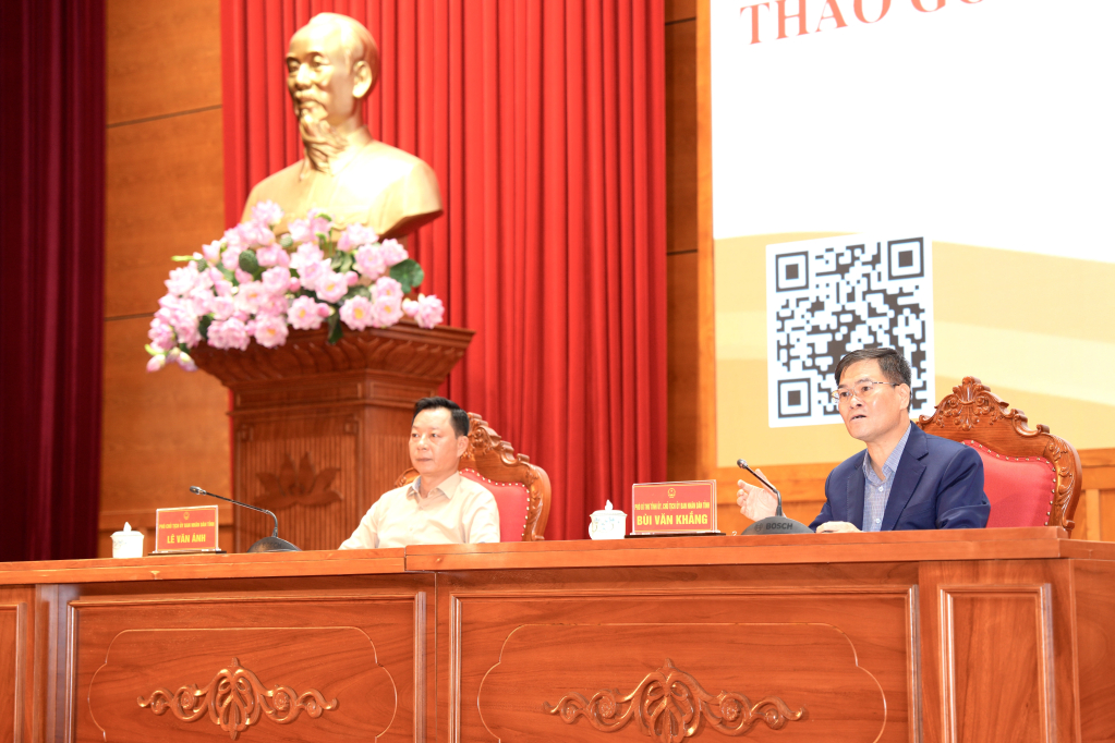 &Ocirc;ng B&ugrave;i Văn Khắng, Ph&oacute; B&iacute; thư Tỉnh ủy, Chủ tịch UBND tỉnh Quảng Ninh chủ tr&igrave; hội nghị