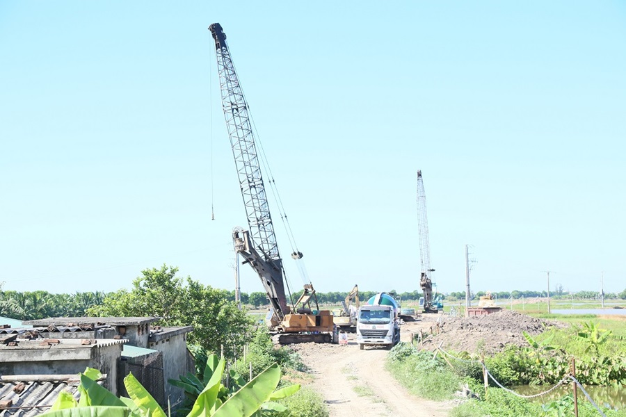 Đơn vị nh&agrave; thầu thi c&ocirc;ng cầu vượt s&ocirc;ng Tr&agrave; L&yacute; qua địa phận x&atilde; Tr&agrave; Giang.