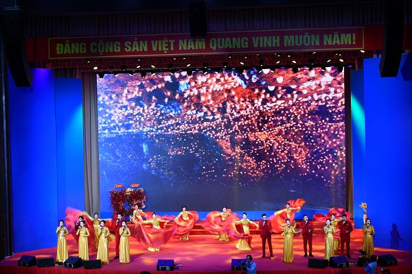 Văn nghệ ch&agrave;o mừng