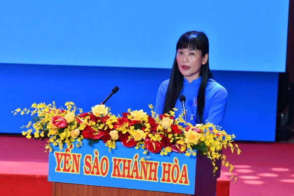 B&agrave; Trịnh Thị Hồng V&acirc;n- Chủ tịch HĐTV C&ocirc;ng ty Yến s&agrave;o Kh&aacute;nh H&ograve;a ph&aacute;t biểu cảm ơn l&atilde;nh đạo Tỉnh v&agrave; tri &acirc;n kh&aacute;ch h&agrave;ng