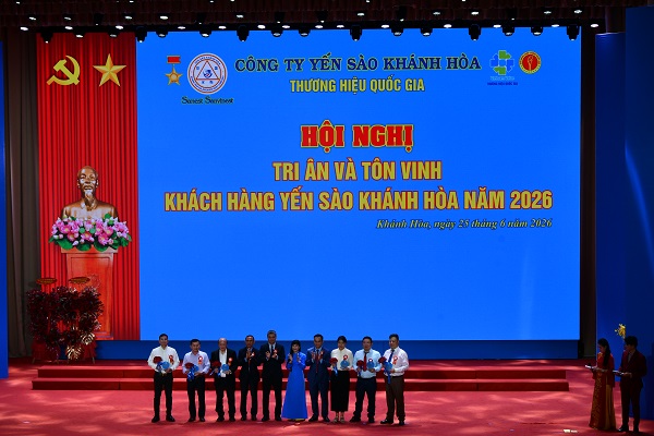 C&aacute;c nh&agrave; ph&acirc;n phối, đối t&aacute;c nhập khẩu l&ecirc;n  nhận Kỷ niệm chương Tri &acirc;n của C&ocirc;ng ty.