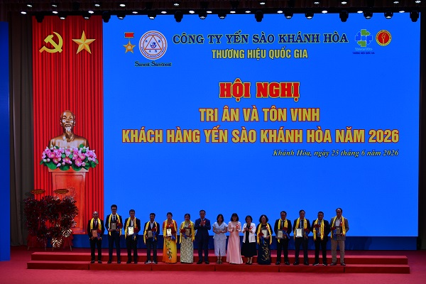 Trao thưởng Nh&agrave; ph&acirc;n phối V&agrave;ng