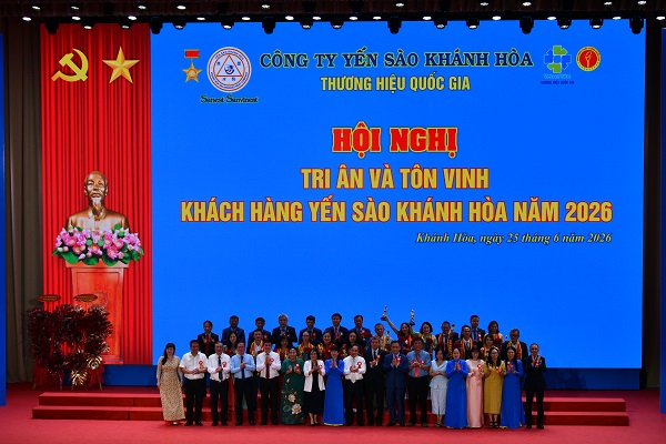 Đảng ủy, HĐTV, Ban Tổng Gi&aacute;m đốc C&ocirc;ng ty Yến s&agrave;o Kh&aacute;nh H&ograve;a chụp ảnh lưu niệm với nh&agrave; ph&acirc;n phối Kim Cương.
