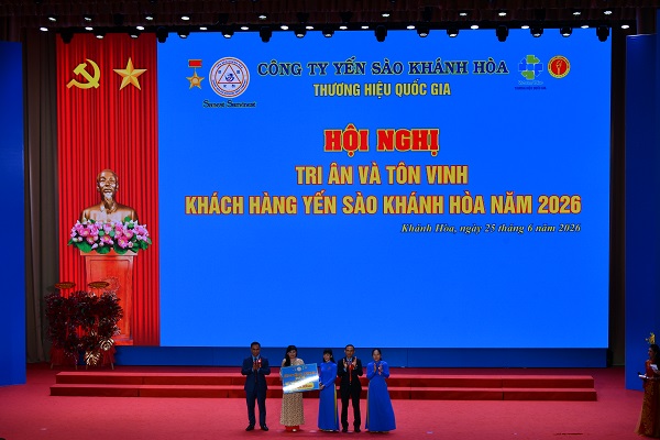 C&ocirc;ng ty Yến s&agrave;o Kh&aacute;nh H&ograve;a tr&acirc;n trọng trao tặng 200 triệu đồng cho Quỹ Nh&acirc;n &aacute;i Kh&aacute;nh H&ograve;a