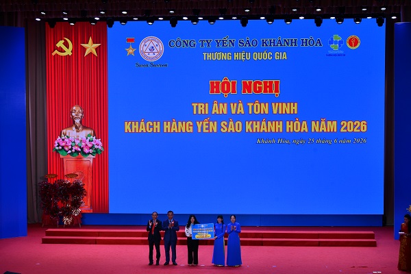 C&ocirc;ng ty Yến s&agrave;o Kh&aacute;nh H&ograve;a trao tặng 50 suất học bổng với tổng trị gi&aacute; 50 triệu đồng cho c&aacute;c em học sinh tại phường Đ&ocirc;ng Ninh H&ograve;a.