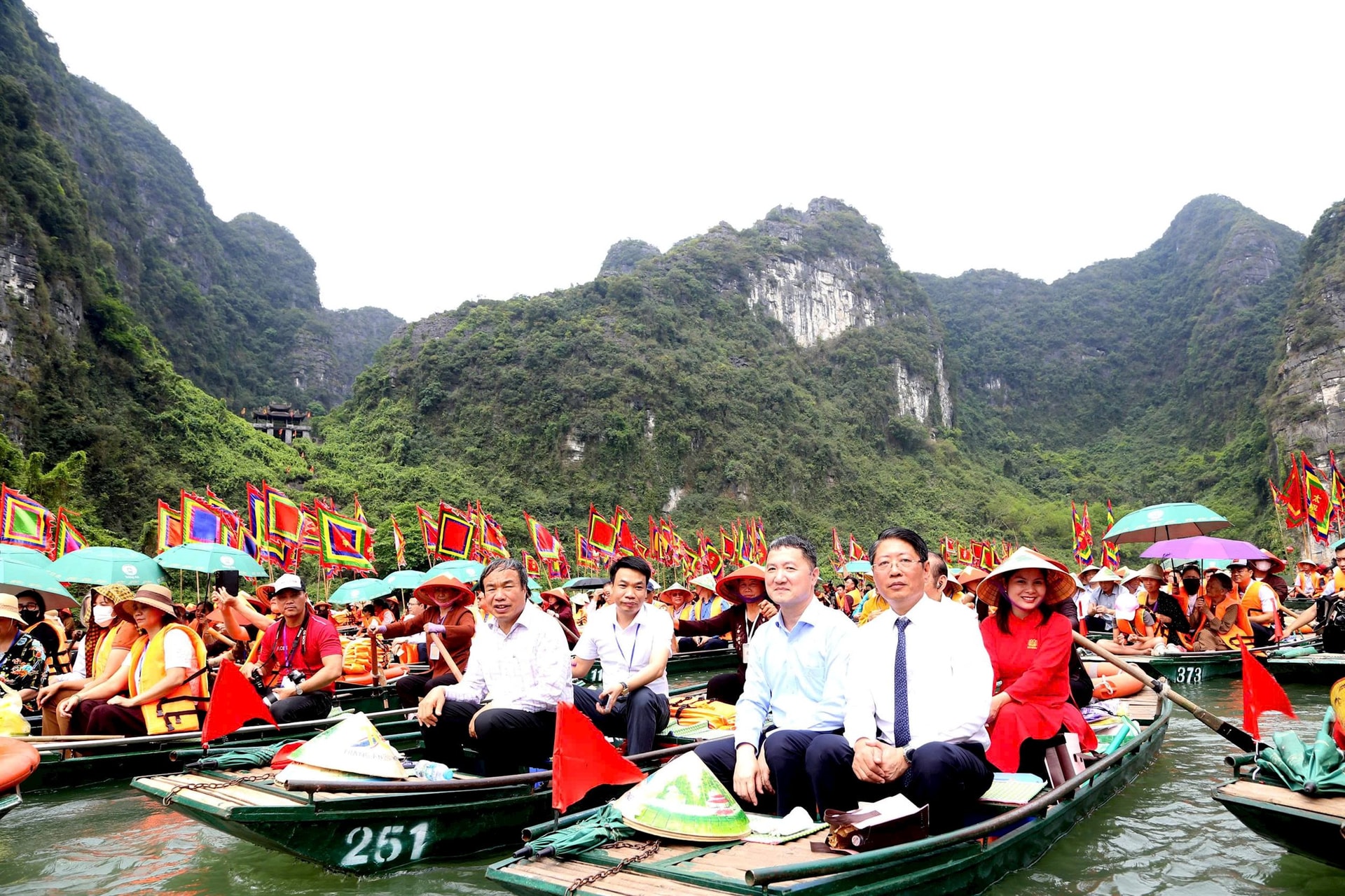Tỉnh Ninh B&igrave;nh tổ chức nhiều sự kiện văn h&oacute;a, nghệ thuật, thể thao phong ph&uacute;, đa dạng trong dịp nghỉ lễ Giỗ Tổ H&ugrave;ng Vương v&agrave; 30/4 - 1/5