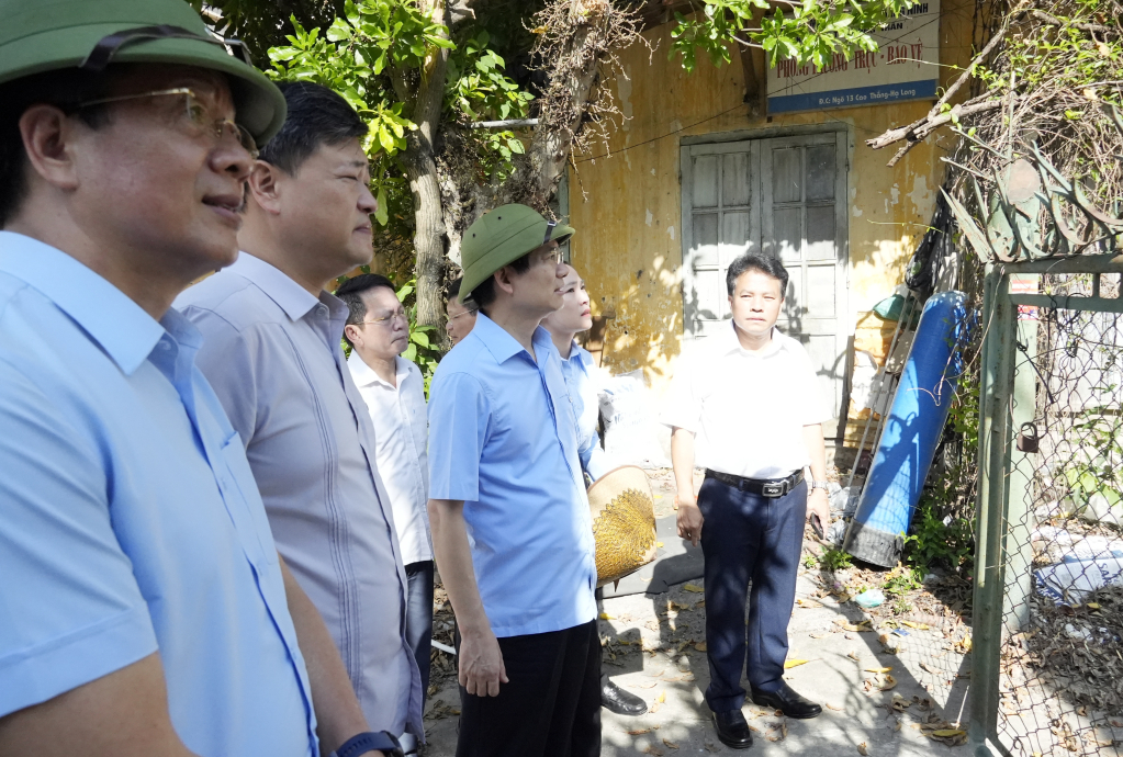 Tổ số 2 kiểm tra thực tế một số dự &aacute;n chậm triển khai, chậm tiến độ, kh&oacute; khăn, vướng mắc trong qu&aacute; tr&igrave;nh thực hiện tr&ecirc;n địa b&agrave;n phường H&agrave; Lầm
