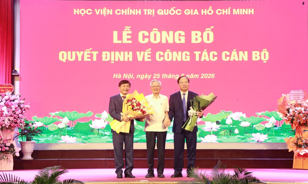 GS,TS. Tạ Ngọc Tấn, nguy&ecirc;n Uỷ vi&ecirc;n Ban Chấp h&agrave;nh Trung ương Đảng, nguy&ecirc;n Gi&aacute;m đốc Học viện Ch&iacute;nh trị quốc gia Hồ Ch&iacute; Minh tặng hoa ch&uacute;c mừng PGS,TS. Phạm Minh Sơn v&agrave; PGS,TS. Mai Đức Ngọc