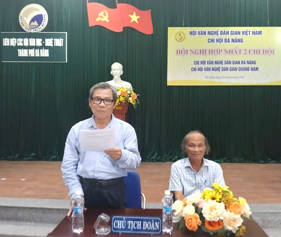 Nh&agrave; nghi&ecirc;n cứu V&otilde; Văn H&ograve;e (đứng, nguy&ecirc;n Chi hội trưởng Chi hội Văn nghệ d&acirc;n gian Việt Nam TP. Đ&agrave; Nẵng) v&agrave; nh&agrave; nghi&ecirc;n cứu Trần Văn An (ngồi, nguy&ecirc;n Chi hội trưởng Chi hội Văn nghệ d&acirc;n gian Việt Nam tỉnh Quảng Nam) điều h&agrave;nh Hội nghị hợp nhất 2 Chi hội.