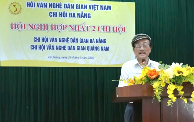 Nh&agrave; nghi&ecirc;n cứu, Nhạc sĩ Trịnh Tuấn Khanh, nguy&ecirc;n Chi hội ph&oacute; Chi hội Văn nghệ d&acirc;n gian Việt Nam TP. Đ&agrave; Nẵng ph&aacute;t biểu tại Hội nghị .