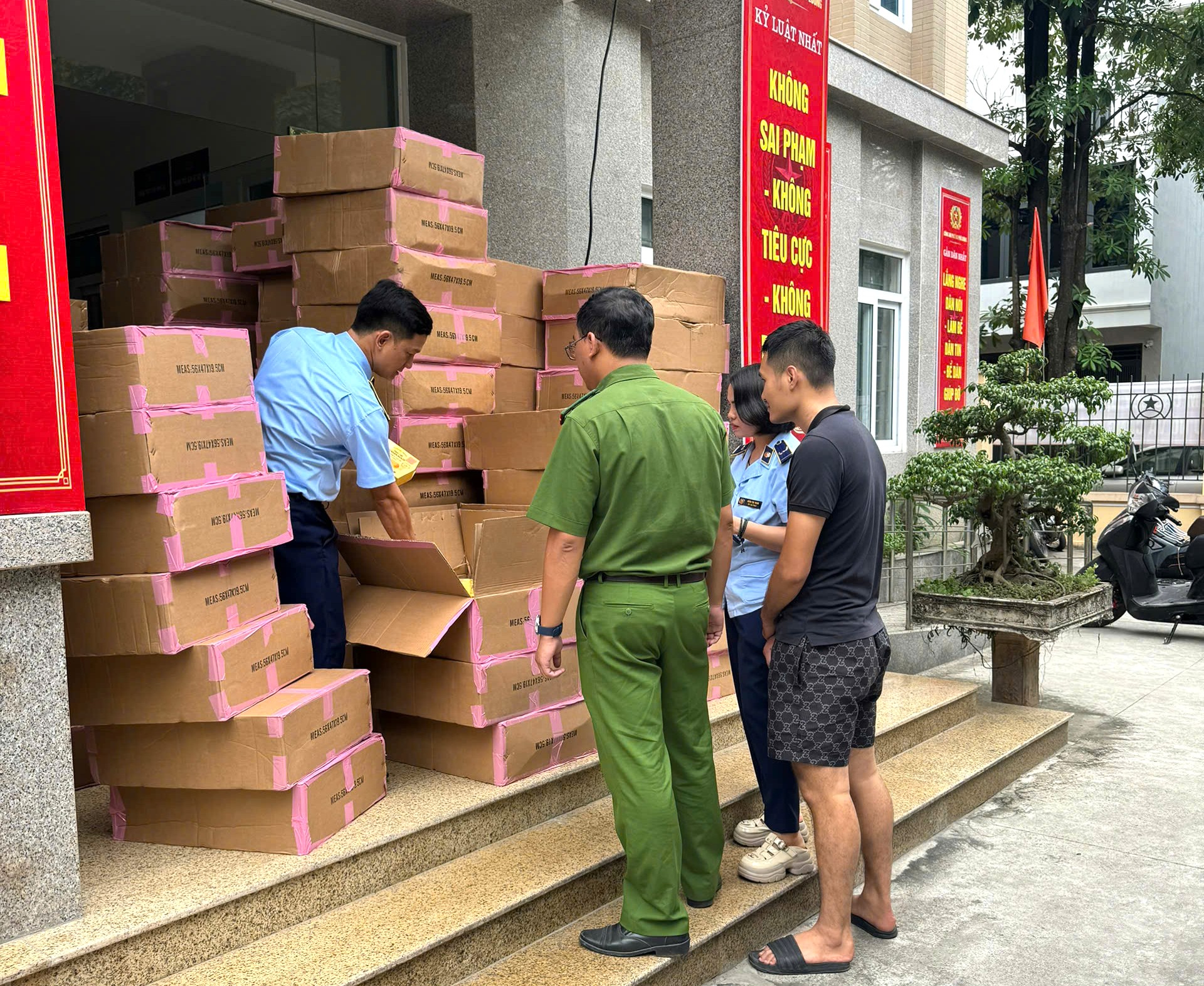 Hà Nội: Phát hiện, tạm giữ 57.000 mặt nạ giả mạo nhãn hiệu BANOBAGI