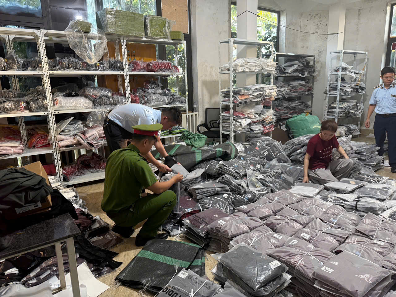 Lực lượng chức năng kiểm tra h&agrave;ng h&oacute;a