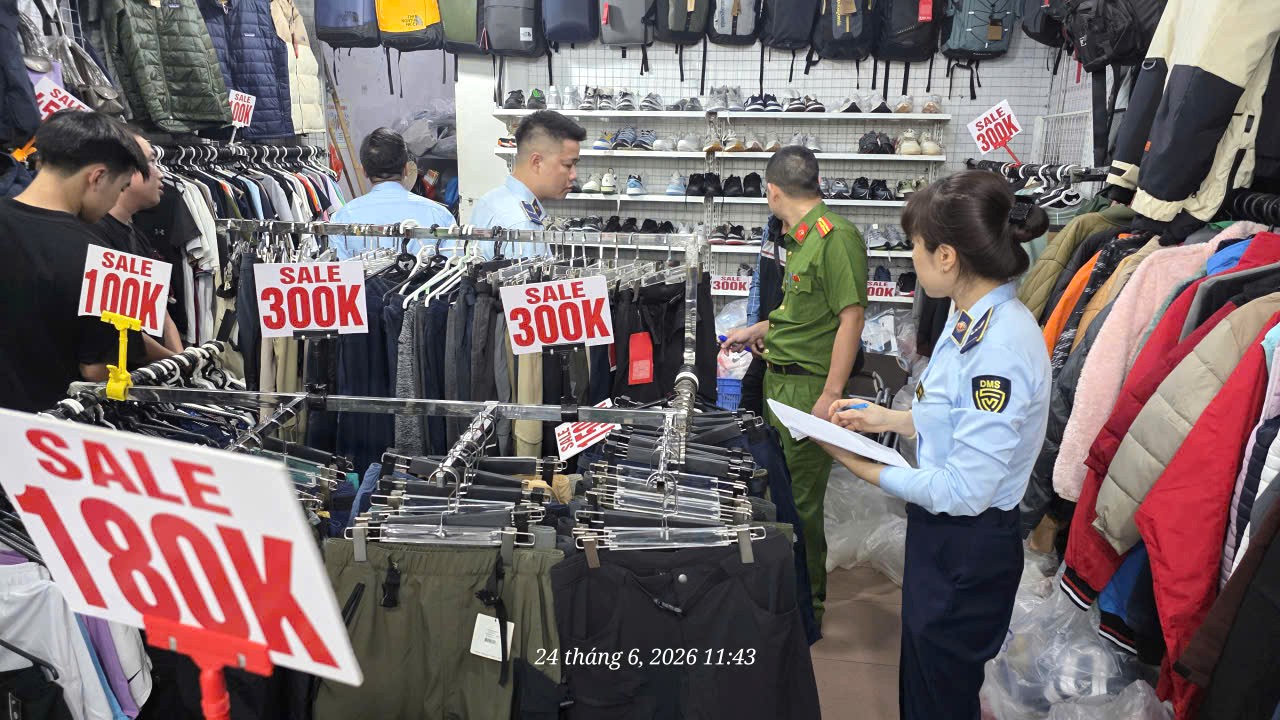 Hà Nội: Tạm giữ hơn 2.600 sản phẩm thời trang nghi giả mạo các thương hiệu nổi tiếng