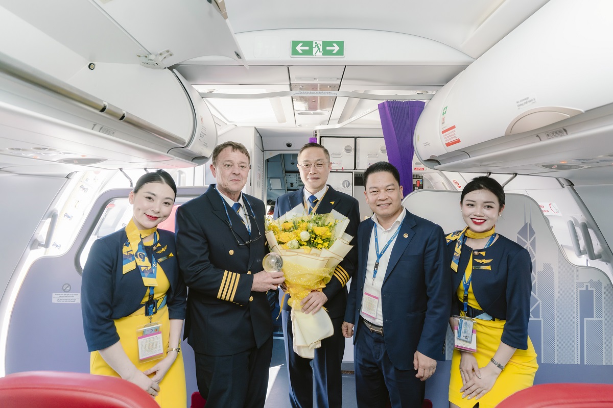 &Ocirc;ng Nguyễn Ngọc Nghị, Ph&oacute; Tổng Gi&aacute;m đốc T&T Group, Ph&oacute; Chủ Tịch HĐQT Vietravel Airlines tặng hoa cho tổ bay.