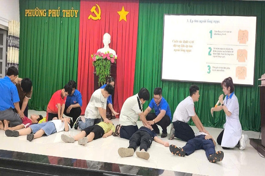 Hướng dẫn c&aacute;c em sơ cứu đ&uacute;ng c&aacute;ch khi bị đuối nước. Ảnh: Linh Chi