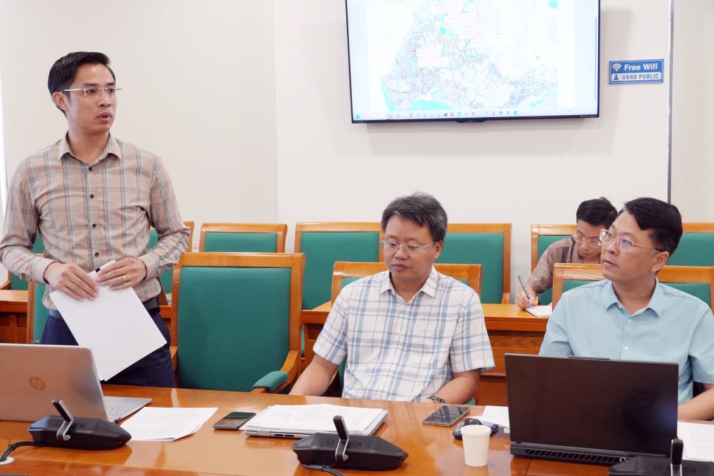 Đại diện l&atilde;nh đạo phường Hạ Long b&aacute;o c&aacute;o về phương &aacute;n di dời, sơ t&aacute;n người d&acirc;n tại c&aacute;c khu vực c&oacute; nguy cơ mất an to&agrave;n