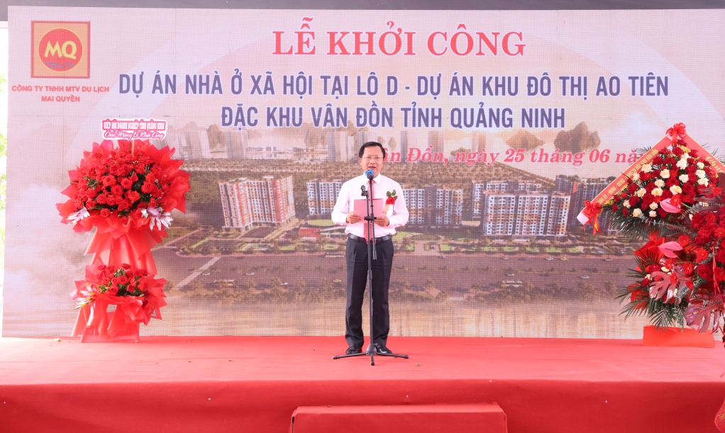 &Ocirc;ng Cao Tường Huy, Ủy vi&ecirc;n Ban Thường vụ Tỉnh ủy, B&iacute; thư Đảng ủy, Chủ tịch HĐND đặc khu V&acirc;n Đồn, ph&aacute;t biểu tại lễ khởi c&ocirc;ng
