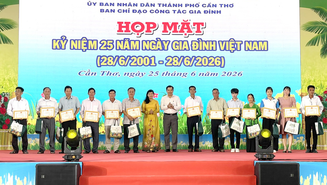 &Ocirc;ng L&ecirc; Minh Tuấn, Ph&oacute; Gi&aacute;m đốc Sở Văn h&oacute;a, Thể thao v&agrave; Du lịch (đứng giữa từ phải sang) v&agrave; b&agrave; Đ&agrave;o Thị Thanh Th&uacute;y, Ph&oacute; Gi&aacute;m đốc Sở Văn h&oacute;a, Thể thao v&agrave; Du lịch (đứng giữa từ tr&aacute;i sang) trao Giấy khen Gi&aacute;m đốc Sở Văn h&oacute;a, Thể thao v&agrave; Du lịch TP. Cần Thơ cho gia đ&igrave;nh ti&ecirc;u biểu