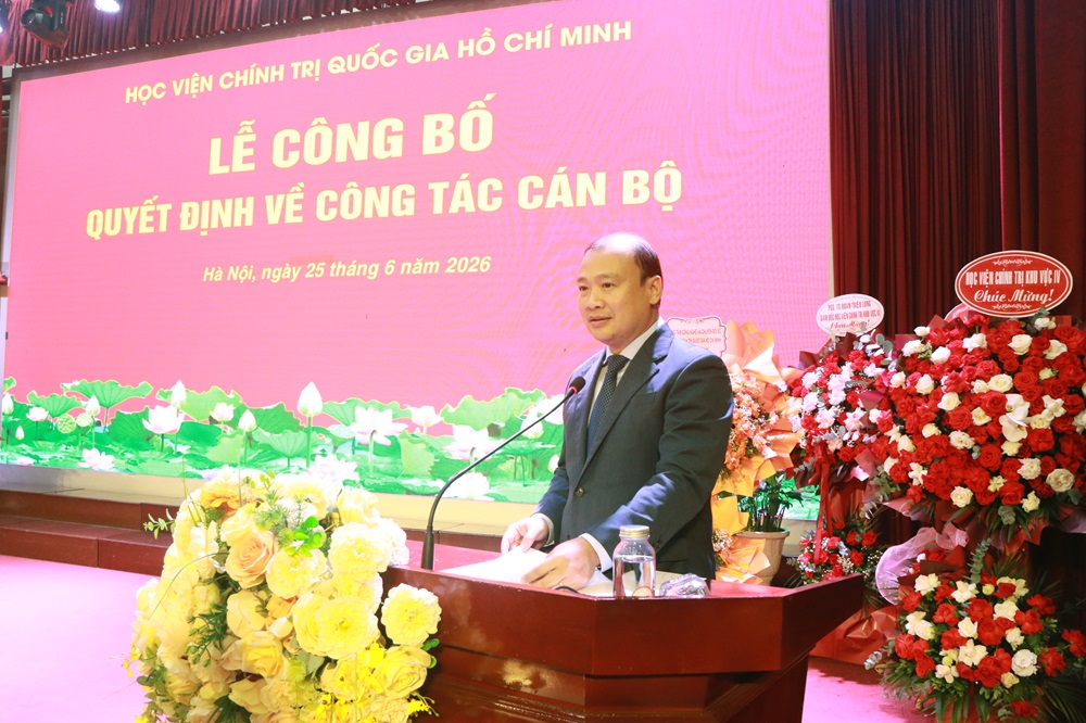 PGS,TS. L&ecirc; Hải B&igrave;nh, Ủy vi&ecirc;n Ban Chấp h&agrave;nh Trung ương Đảng, Ph&oacute; Gi&aacute;m đốc thường trực Học viện Ch&iacute;nh trị quốc gia Hồ Ch&iacute; Minh ph&aacute;t biểu giao nhiệm vụ cho hai đồng ch&iacute; được bổ nhiệm
