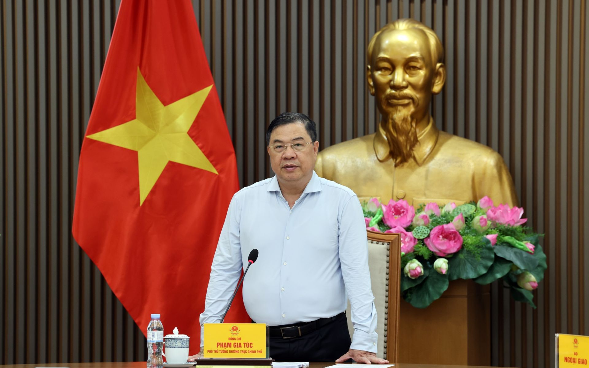 Ủy vi&ecirc;n Bộ Ch&iacute;nh trị, Ph&oacute; Thủ tướng Thường trực Ch&iacute;nh phủ Phạm Gia T&uacute;c chủ tr&igrave; cuộc họp