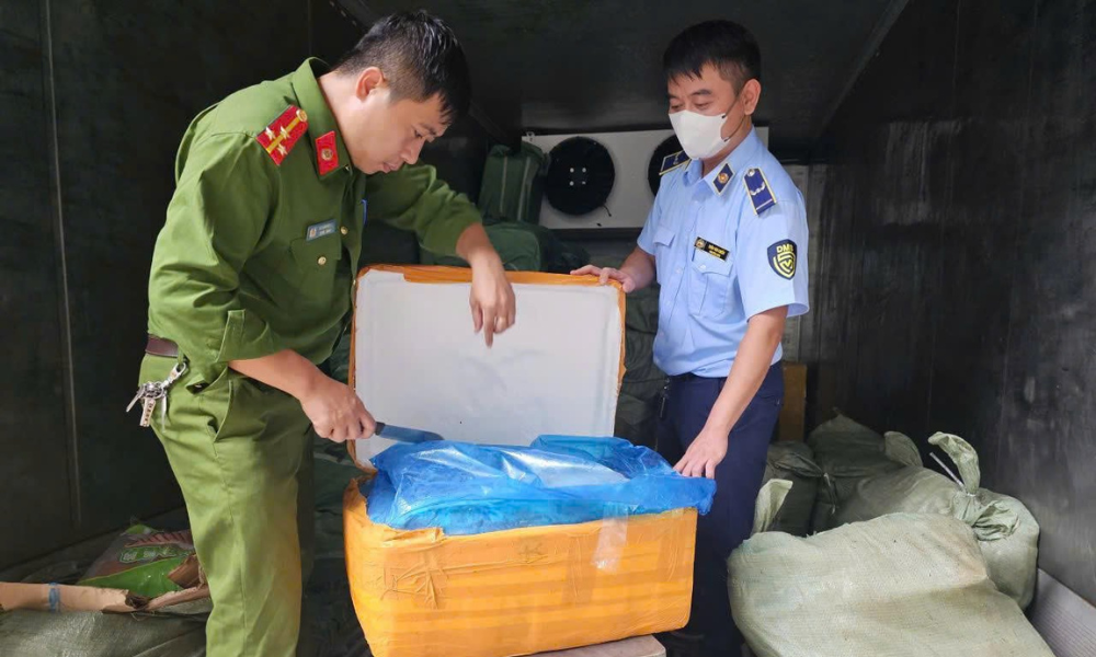 Bắc Ninh: Tạm giữ hơn 1,6 tấn thực phẩm đông lạnh bốc mùi hôi thối, không rõ nguồn gốc