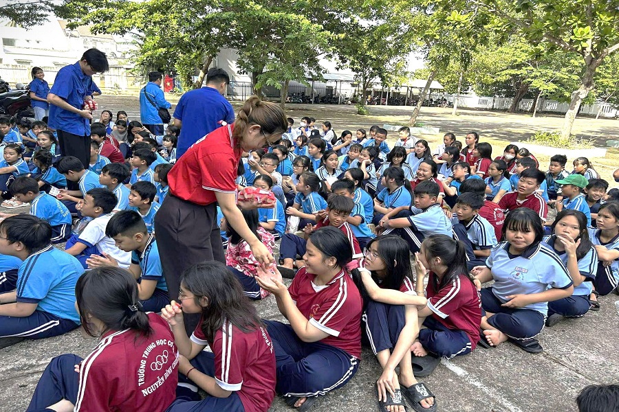 S&ocirc;i nổi với nhiều hoạt động bổ &iacute;ch do Đo&agrave;n phường, x&atilde; tổ chức cho thiếu nhi về sinh hoạt h&egrave;.