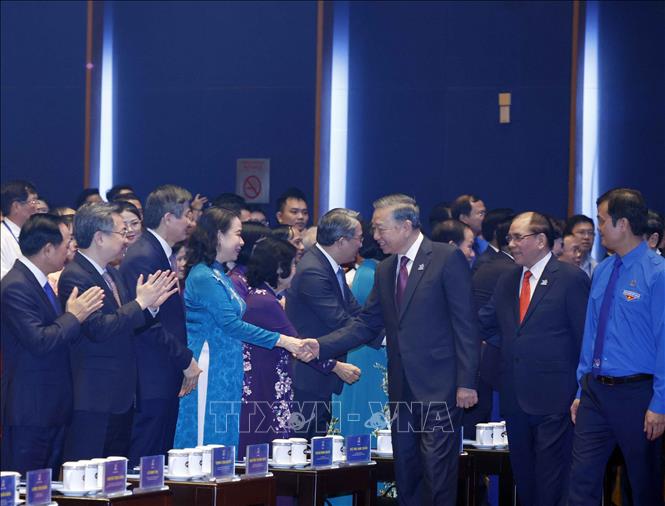 Tổng B&iacute; thư, Chủ tịch nước T&ocirc; L&acirc;m với c&aacute;c đại biểu dự Đại hội Đo&agrave;n to&agrave;n quốc lần thứ XIII. Ảnh: Thống Nhất/TTXVN