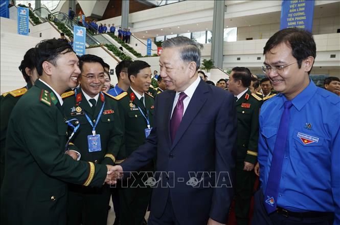 Tổng B&iacute; thư, Chủ tịch nước T&ocirc; L&acirc;m với c&aacute;c đại biểu dự Đại hội Đo&agrave;n to&agrave;n quốc lần thứ XIII. Ảnh: Thống Nhất/TTXVN