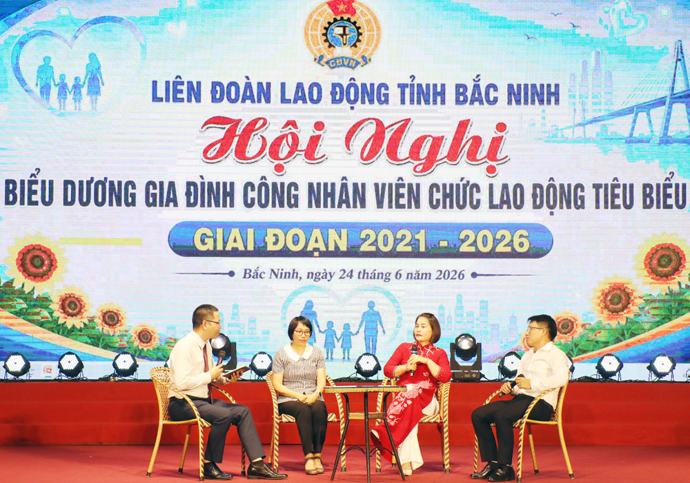 Đại diện 3 gia đ&igrave;nh tham gia chương tr&igrave;nh tọa đ&agrave;m.