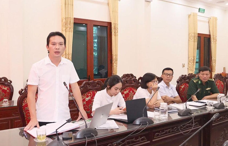 Ch&aacute;nh Văn ph&ograve;ng HĐND, UBND x&atilde; Giao Ninh Ph&ugrave;ng Hữu Thảo ph&aacute;t biểu tại hội nghị