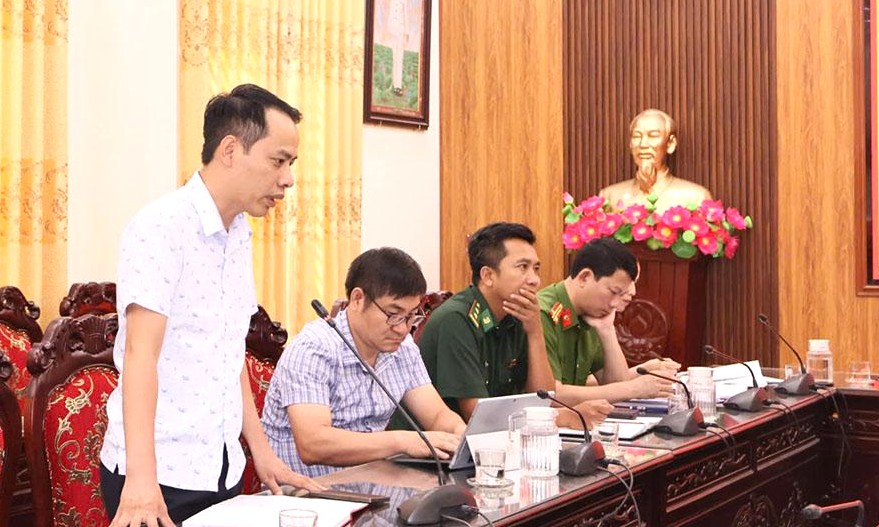Ch&aacute;nh Văn ph&ograve;ng HĐND, UBND x&atilde; Giao Ninh Ph&ugrave;ng Hữu Thảo ph&aacute;t biểu tại hội nghị