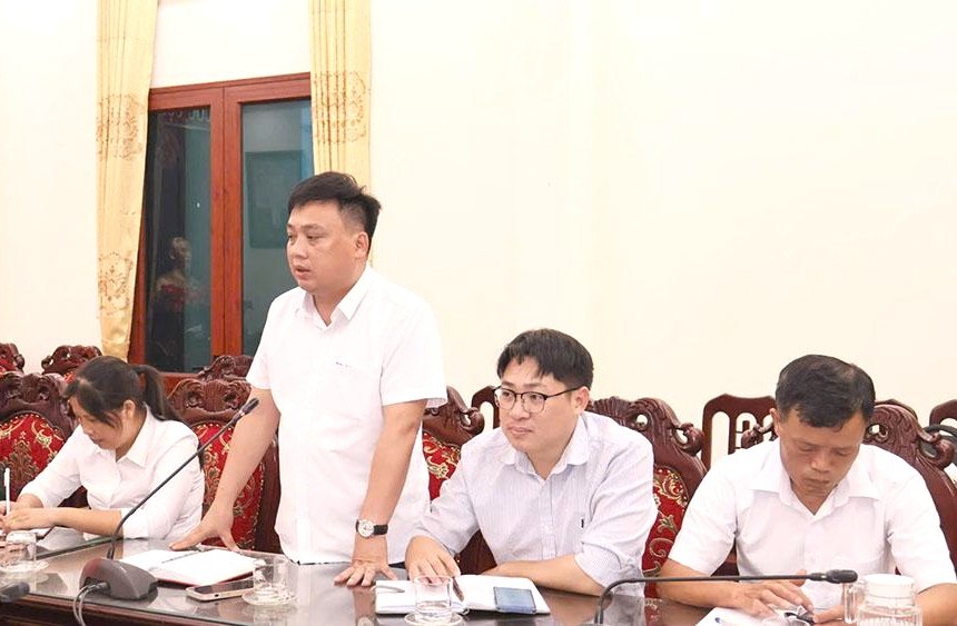Đồng ch&iacute; B&ugrave;i Văn Sơn - Trưởng Ph&ograve;ng Kinh tế ph&aacute;t biểu tại hội nghị